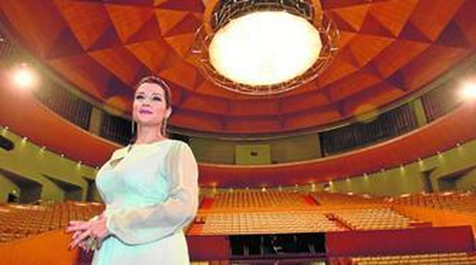 Erika Leiva posa ayer para la cámara tras la rueda de prensa en el Teatro Maestranza de Sevilla.