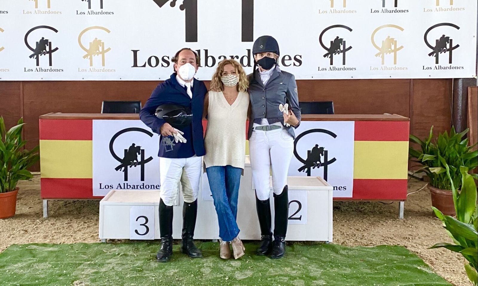 Diego Ramírez, Rocío Morales y Louise Thorne, del Dressage Sotogrande