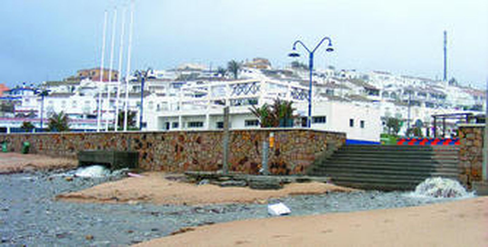 Un salidero de aguas pluviales y una alcantarilla abierta en Getares arrastran la arena de la playa, ayer por la mañana.
