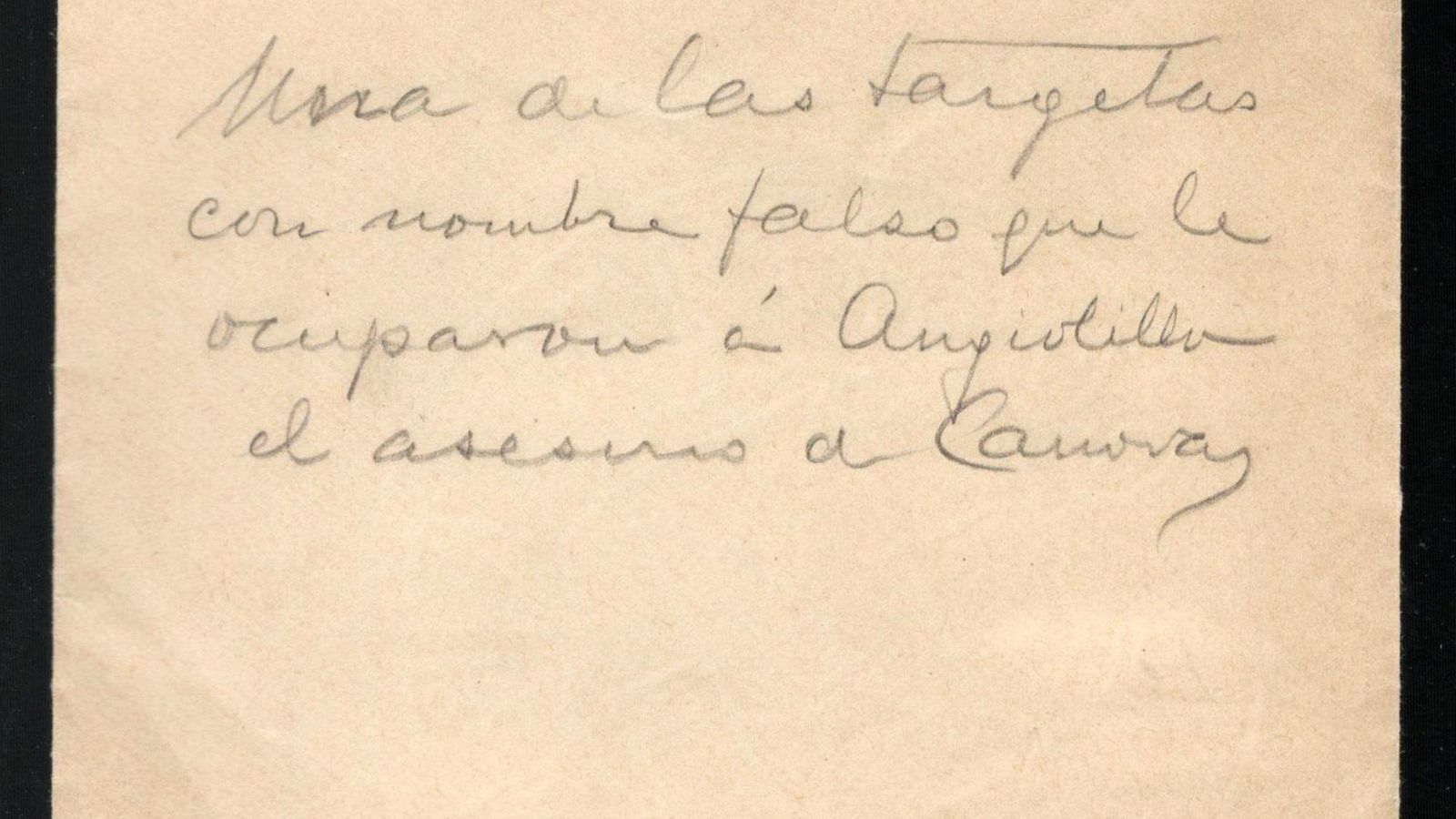 Texto escrito a lápiz por la policía en el reverso de la tarjeta