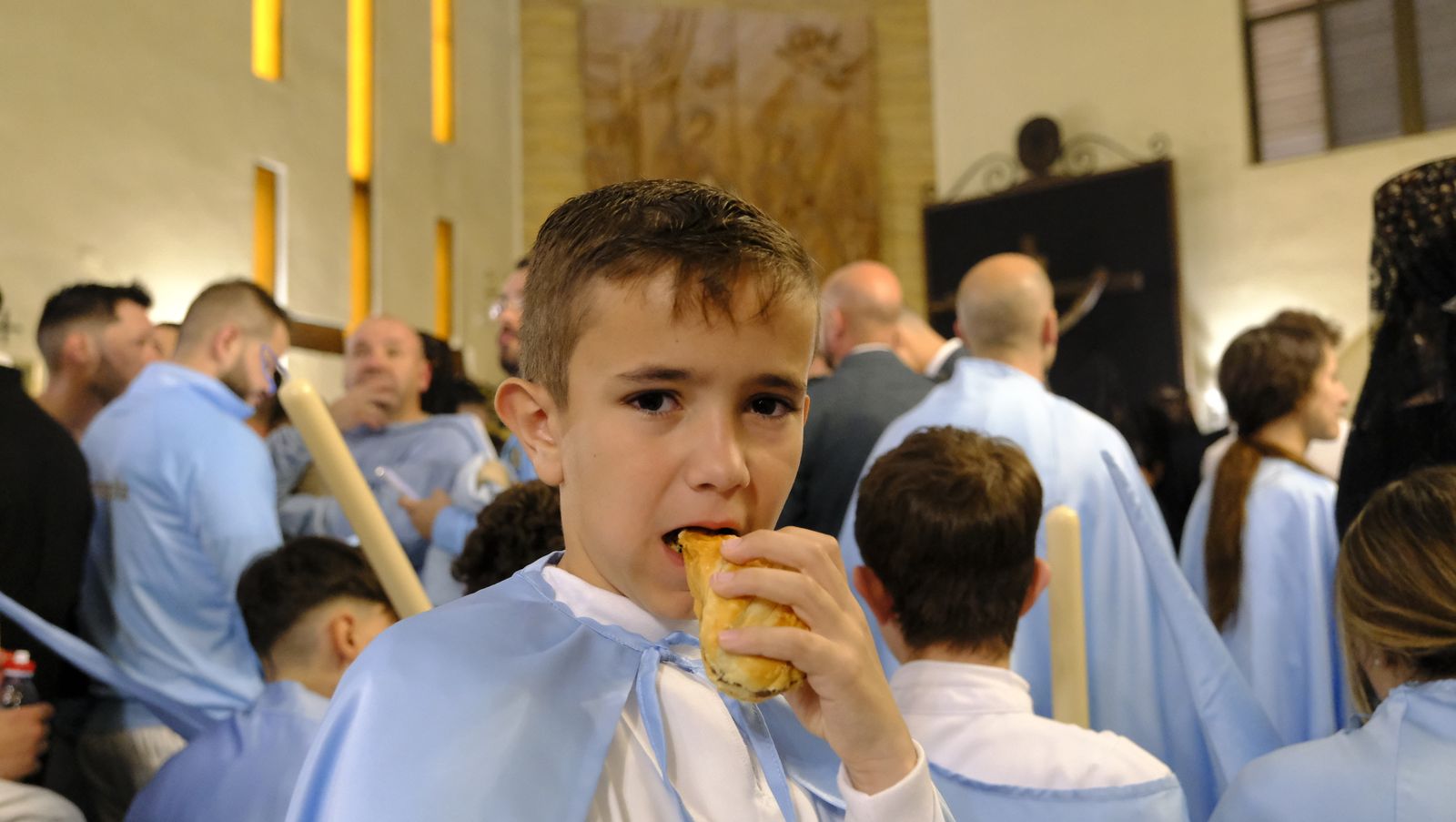 La Procesión de Los Ángeles de sobrepuso a la lluvia, en imágenes