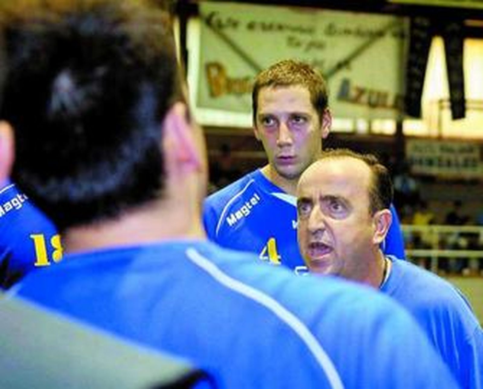 Rafa Moreno arenga a sus jugadores durante un tiempo muerto.