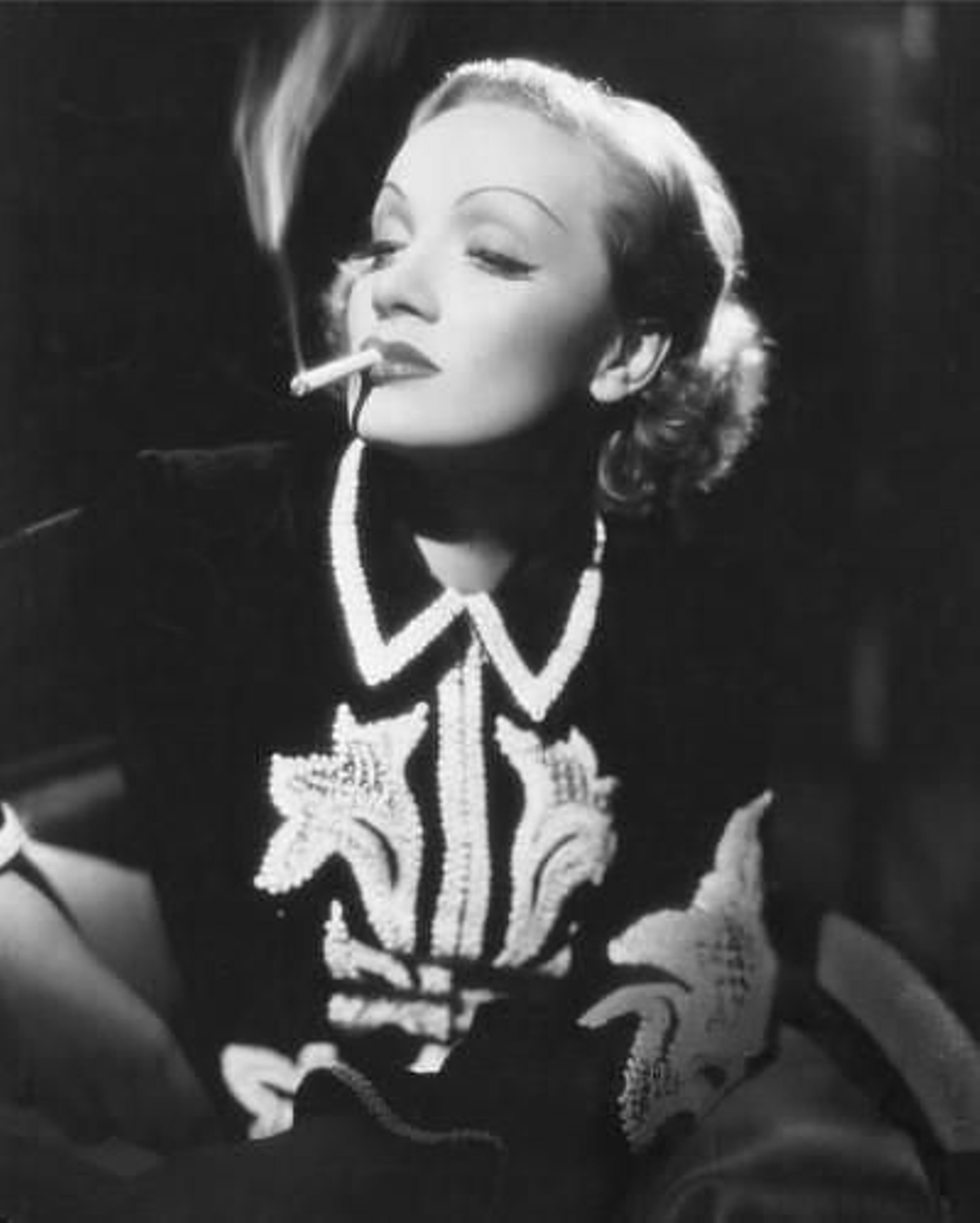 La actriz Greta Garbo en una de sus escenas como fumadora seductora