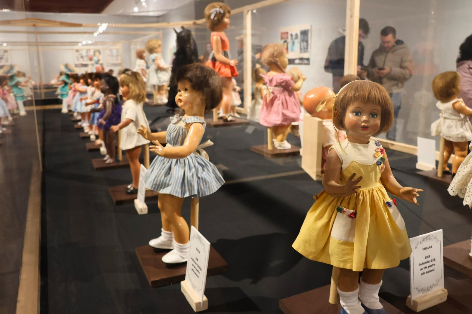 Muñecas clásicas alineadas, reflejo de la evolución del juguete infantil a lo largo del siglo XX.