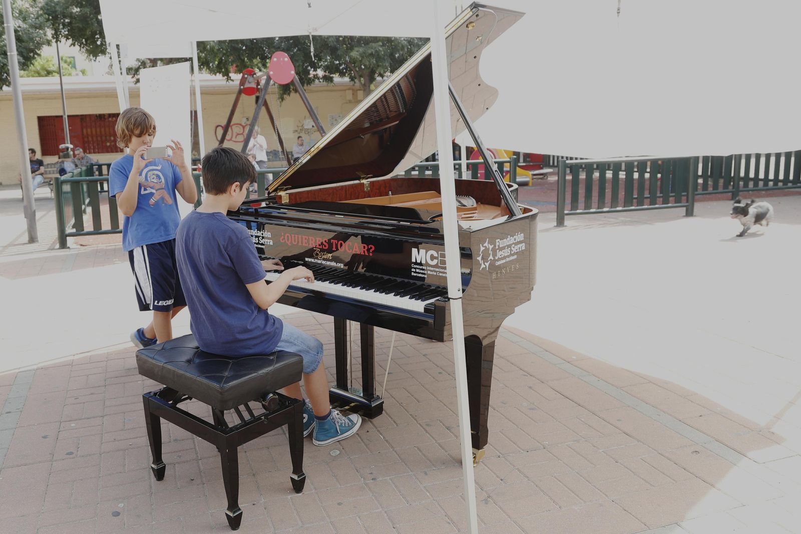 Un participante de la iniciativa musical toca el piano.