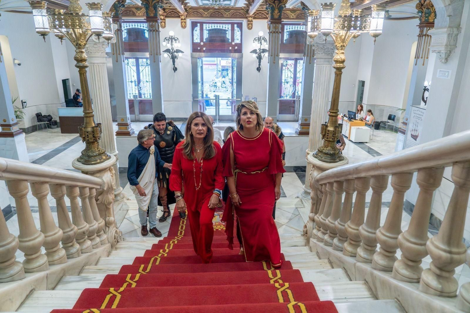 Así fue el paseo de la recreación de Cástulo de Linares por el desfile de Cartagena, en imágenes