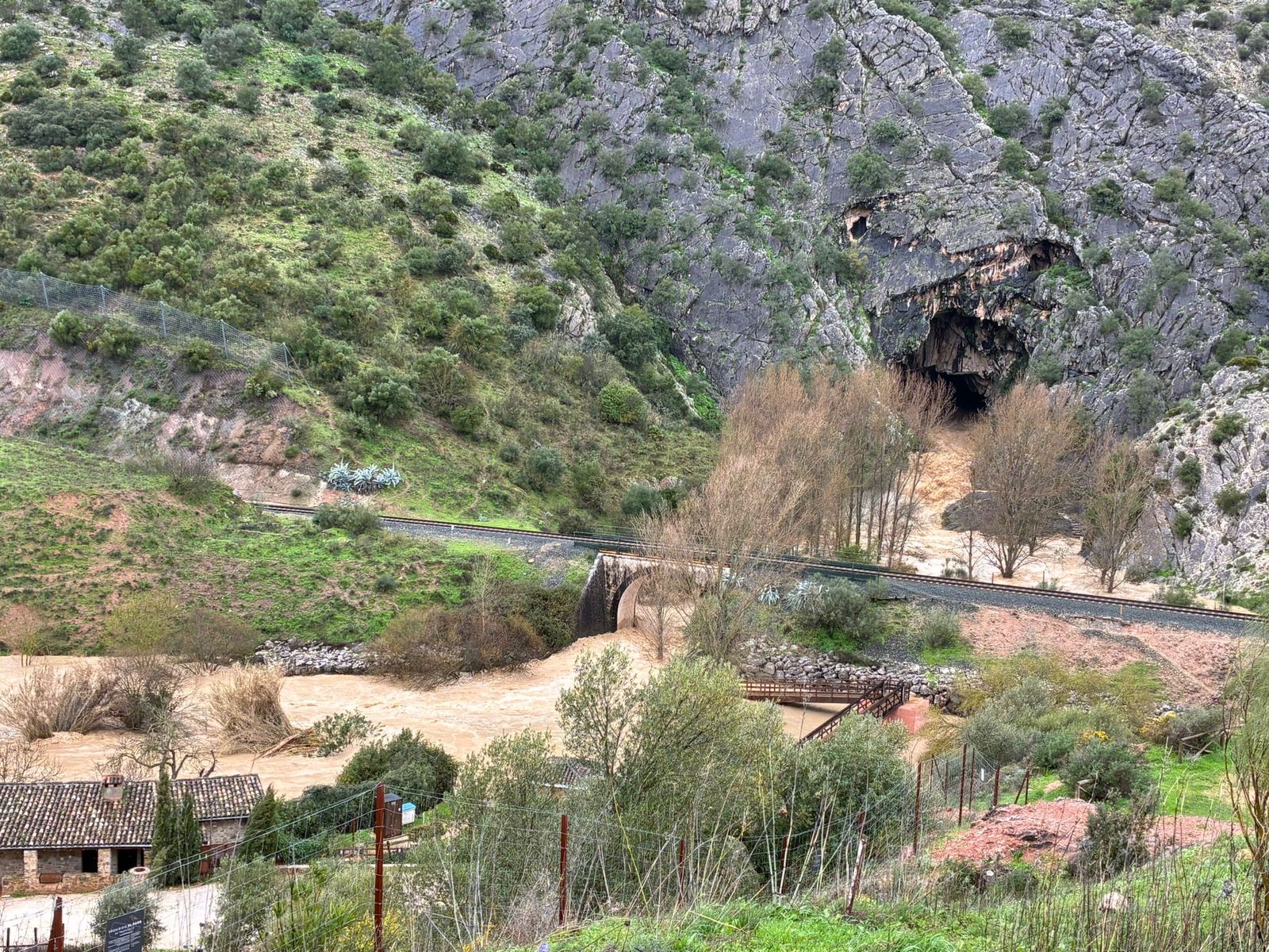 La presa de Montejaque desaguando tras alcanzar el límite de su capacidad, en imágenes
