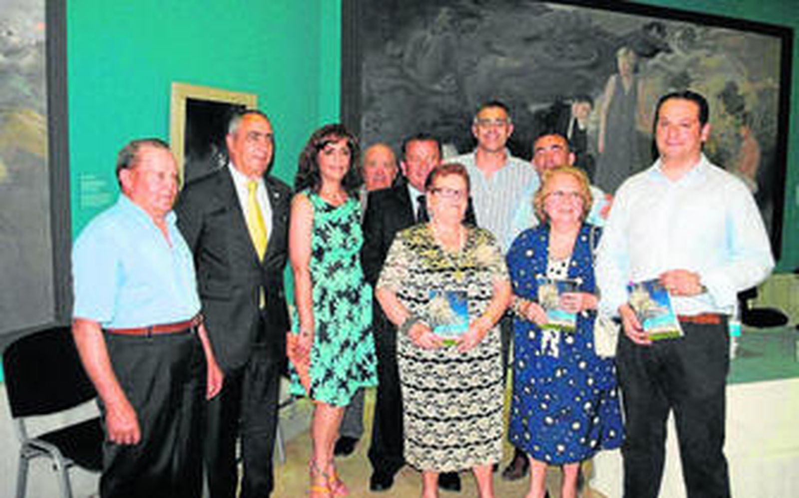 1. Catalina Rodríguez posa junto a las autoridades, entre ellos uno de sus hijos, Antonio Ramón Salas, presidente de la Mancomunidad, tras el acto de presentación. 2. Alcaldes de la comarca, entre ellos, el de Fines, Rodrigo Sánchez, acudieron al acto. 3. Luis Segura, presidente del GDR Almanzora, junto a Antonio Ramón Salas. 4. Los familiares y amigos de Hijate arroparon a Catalina Rodríguez en este día tan especial para ella.