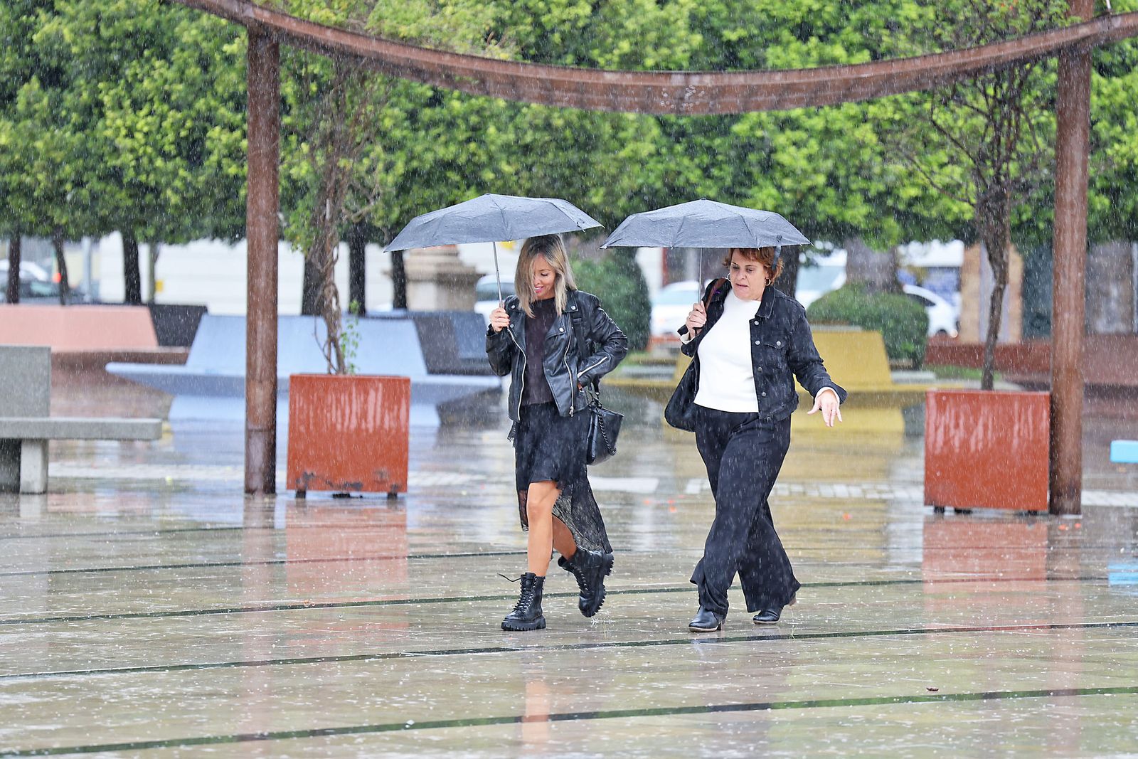 Imágenes de la lluviosa mañana en Huelva