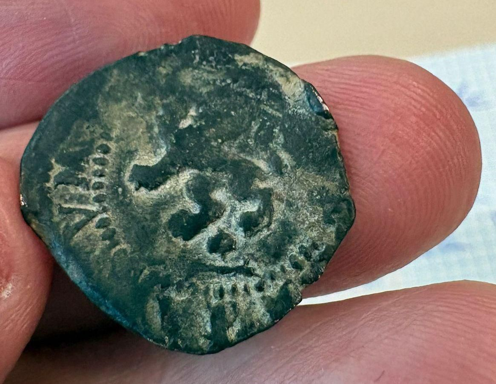 Detalle de uno de los maravedíes descubiertos.