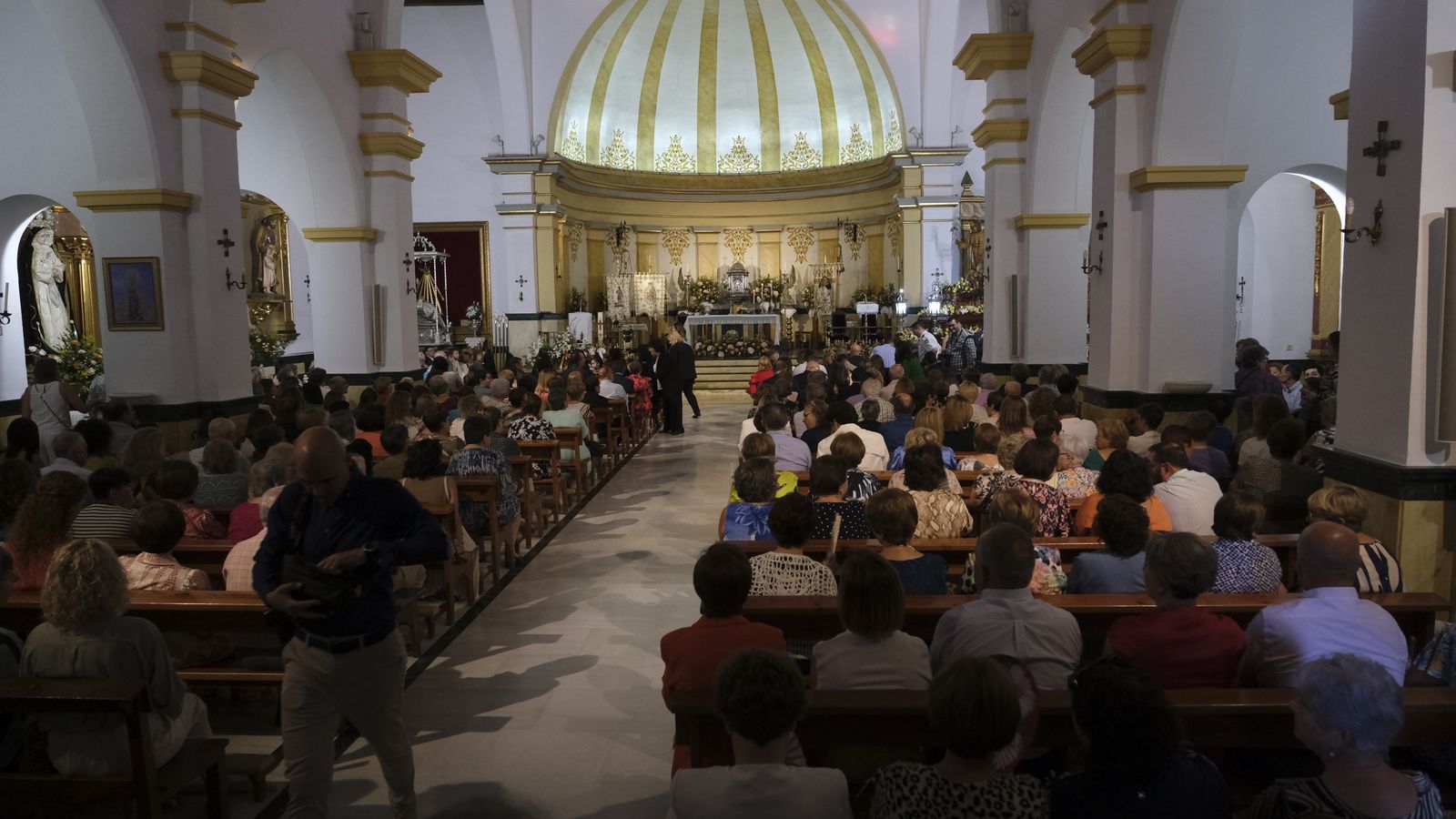 La parroquia de San Isidro estuvo a rebosar durante la solemne misa.