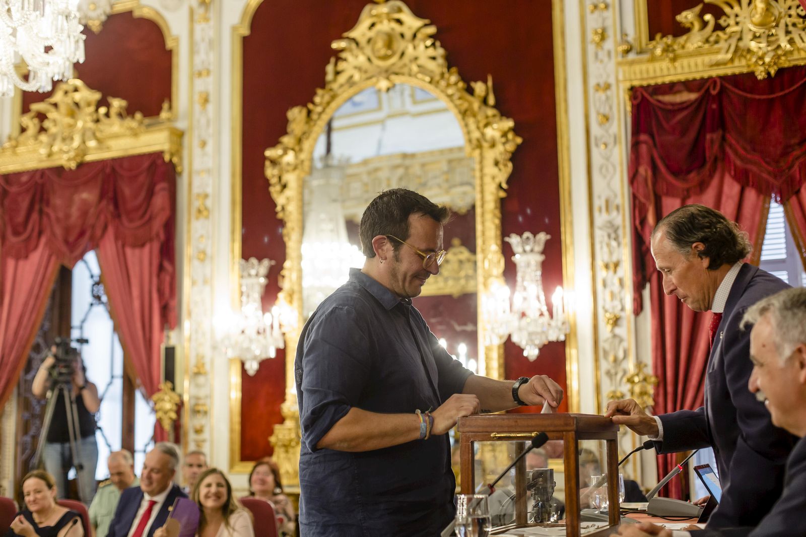 Las imágenes del relevo en la presidencia de la Diputación de Cádiz