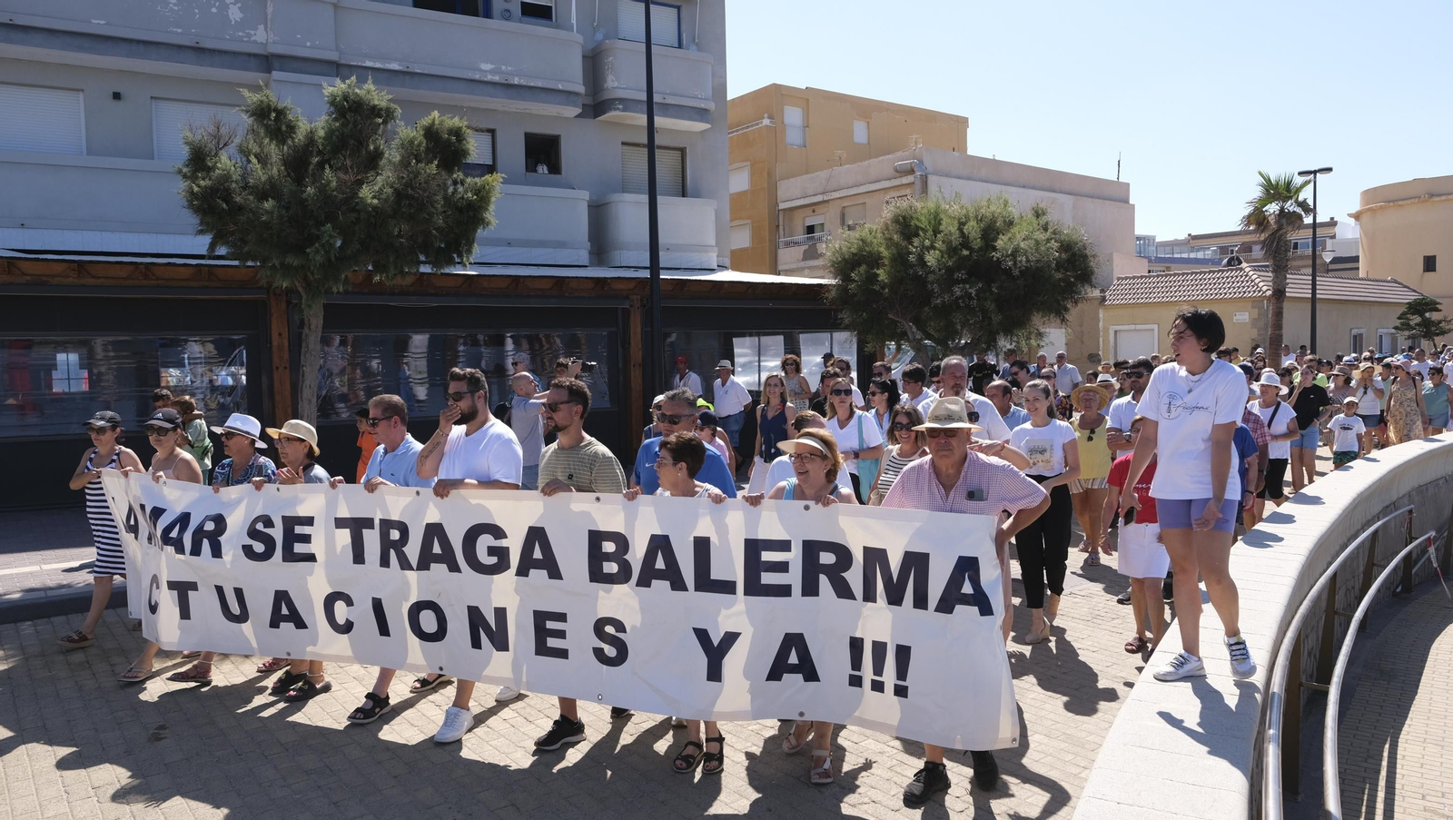Imágenes de la manifestación en Balerma por el deterioro de la playa