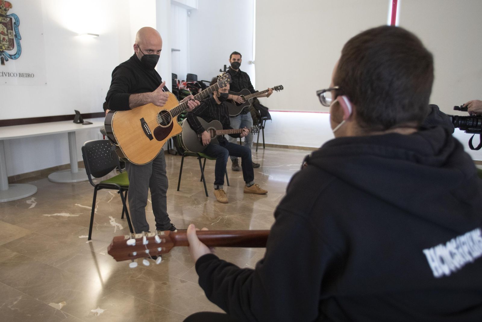 Fotos: Popi y Quini Almendros enseñan música a los jóvenes de la Asociación Homo Sapiens