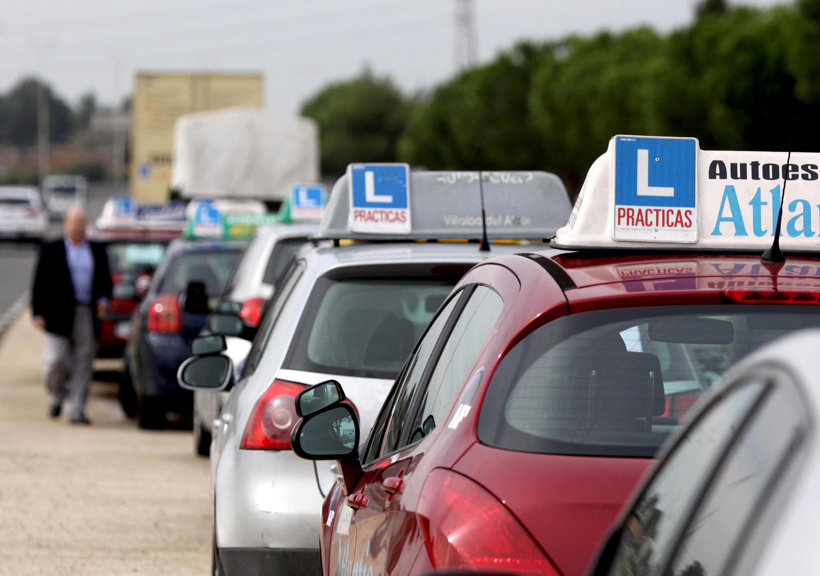 Una hilera de coches de autoescuelas. Una hilera de coches de autoescuelas.