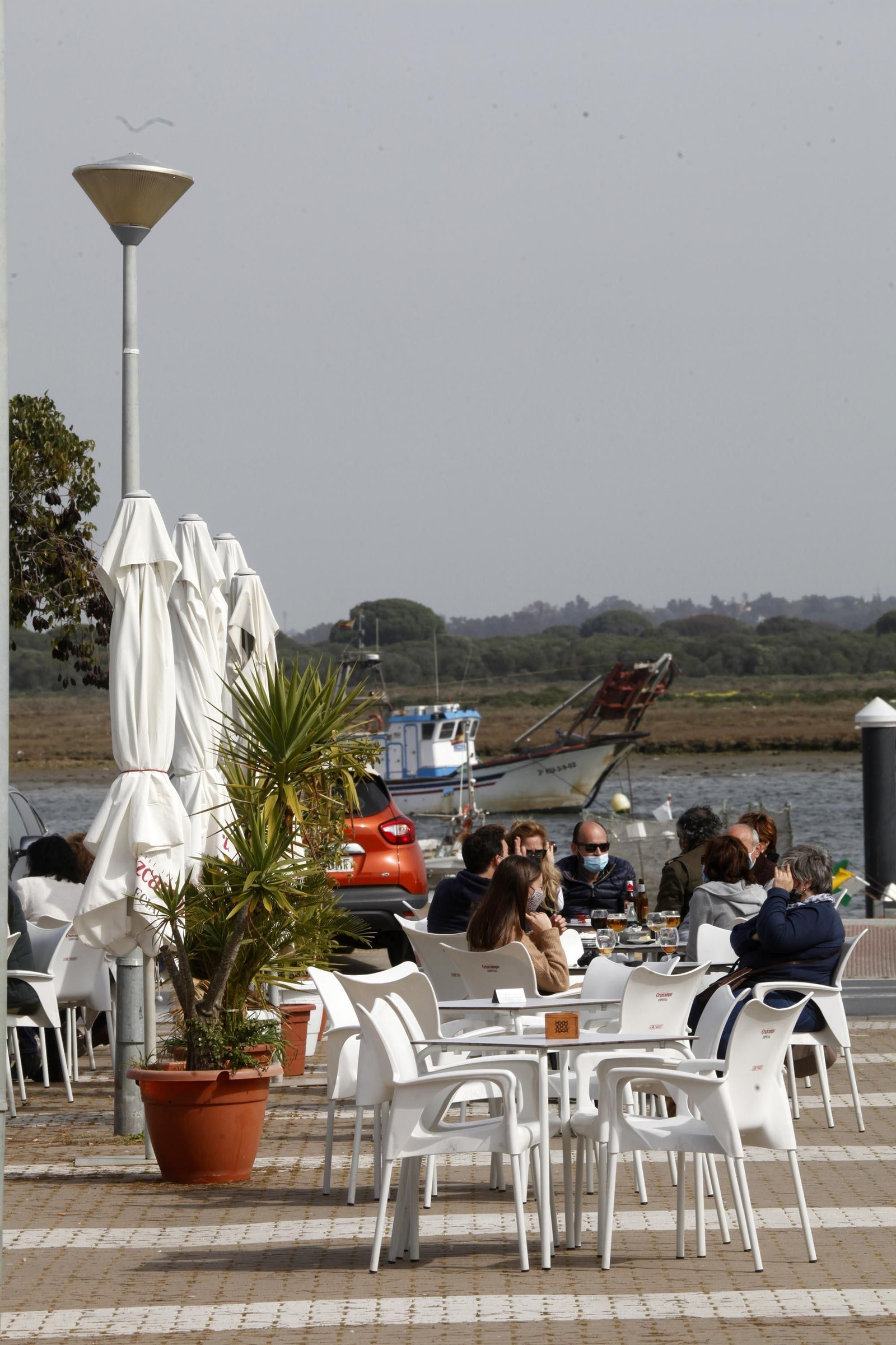 Ambiente en las terrazas de El Rompido y Punta Umbría durante este sábado.