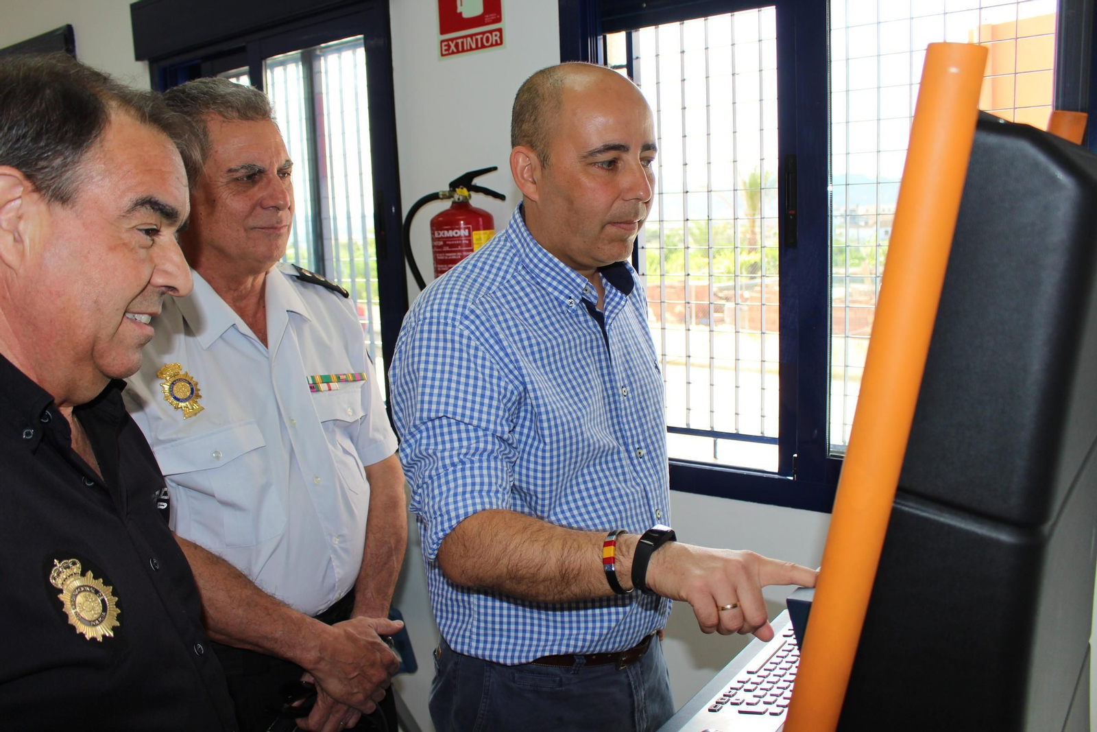 El alcalde comprueba cómo funciona el DNI electrónico.