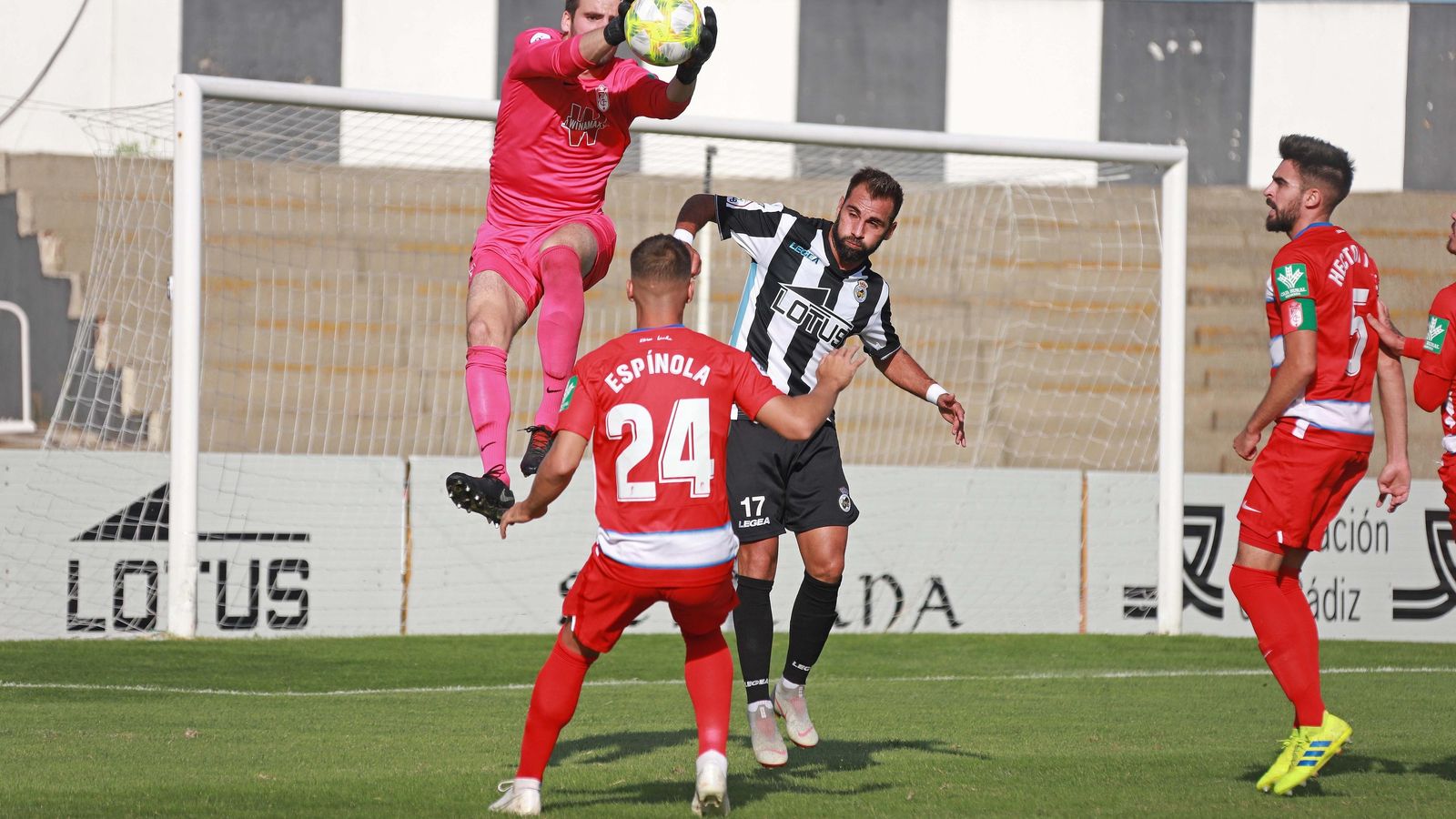 El portero vasco aprovecha el tiempo sin competición para entrenar y estudiar.