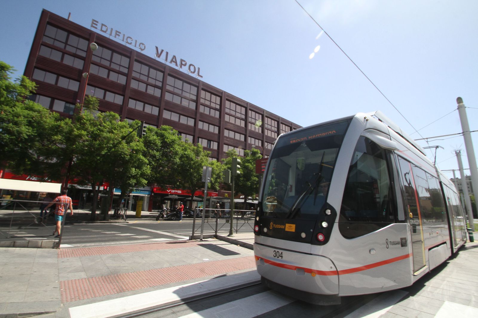 El tranvía en la parada de la Buhaira y Viapol.