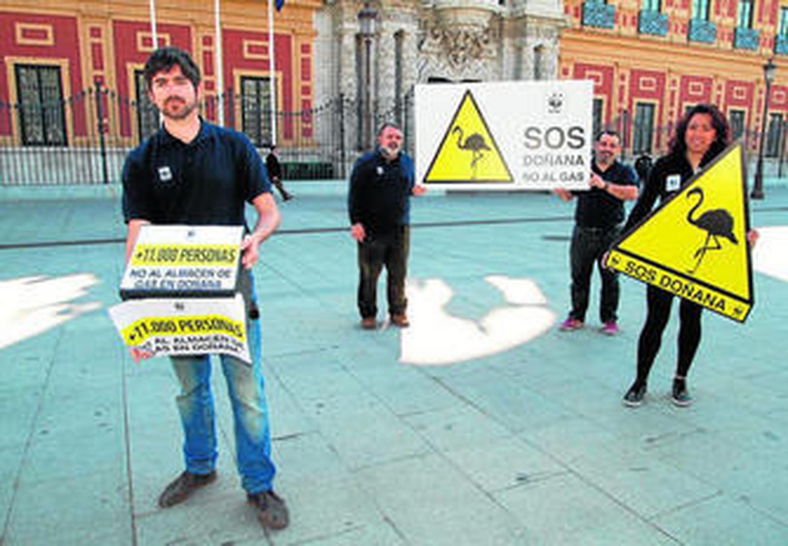 Los miembros de WWF, frente al Palacio de San Telmo, donde ayer entregaron las firmas contra el almacén de gas.