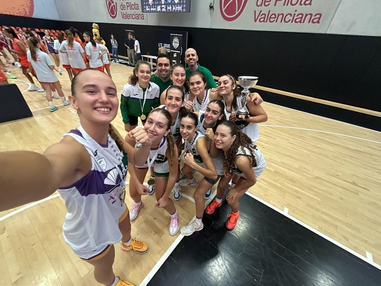 Las jugadoras del Unicaja junior celebran.