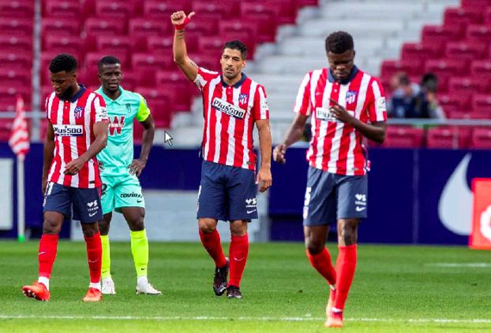 Luis Suárez, mano en alto, celebra un gol