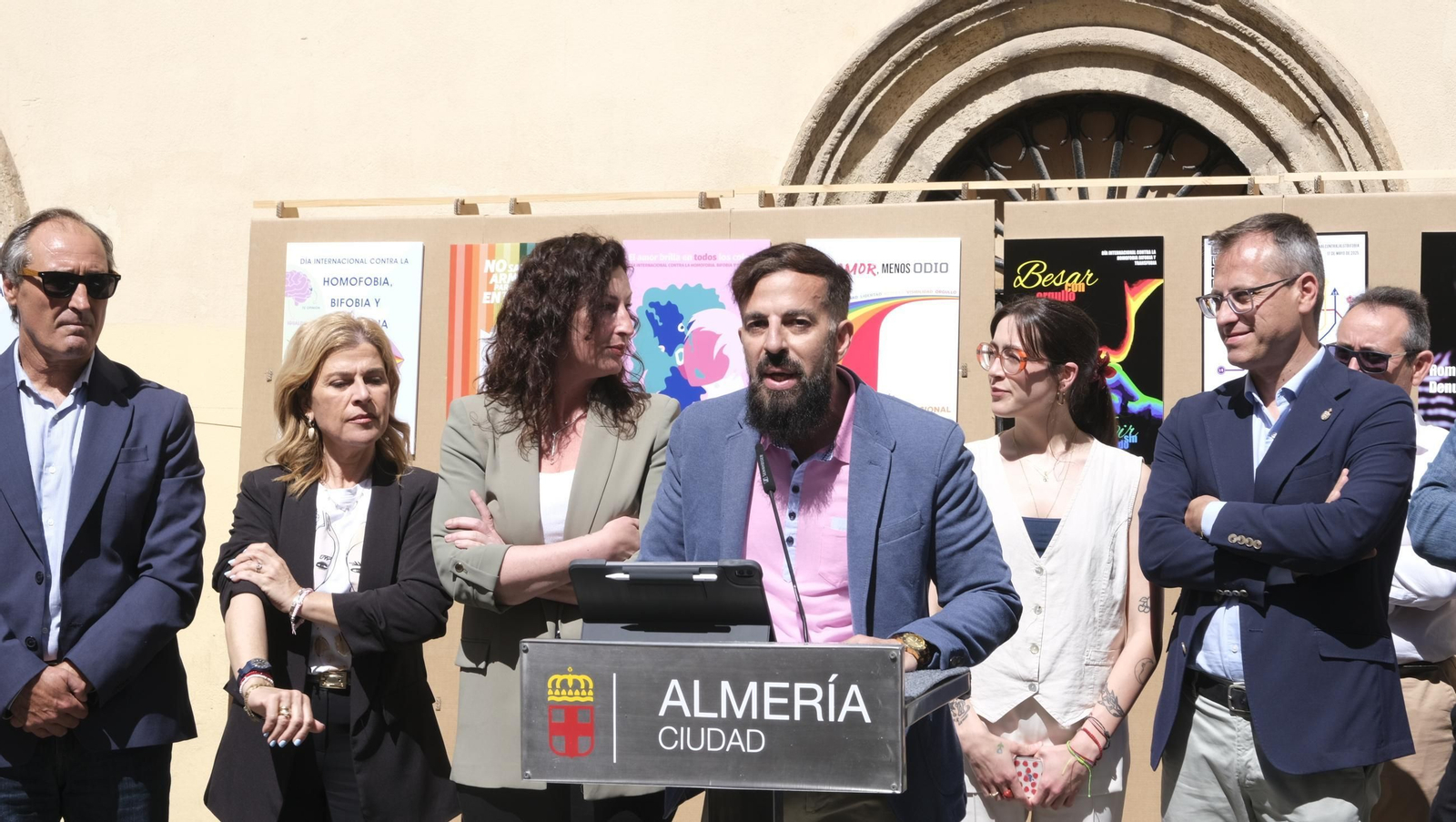 Lectura del manifiesto del Día Internacional contra la Homofobia en Almería, en imágenes