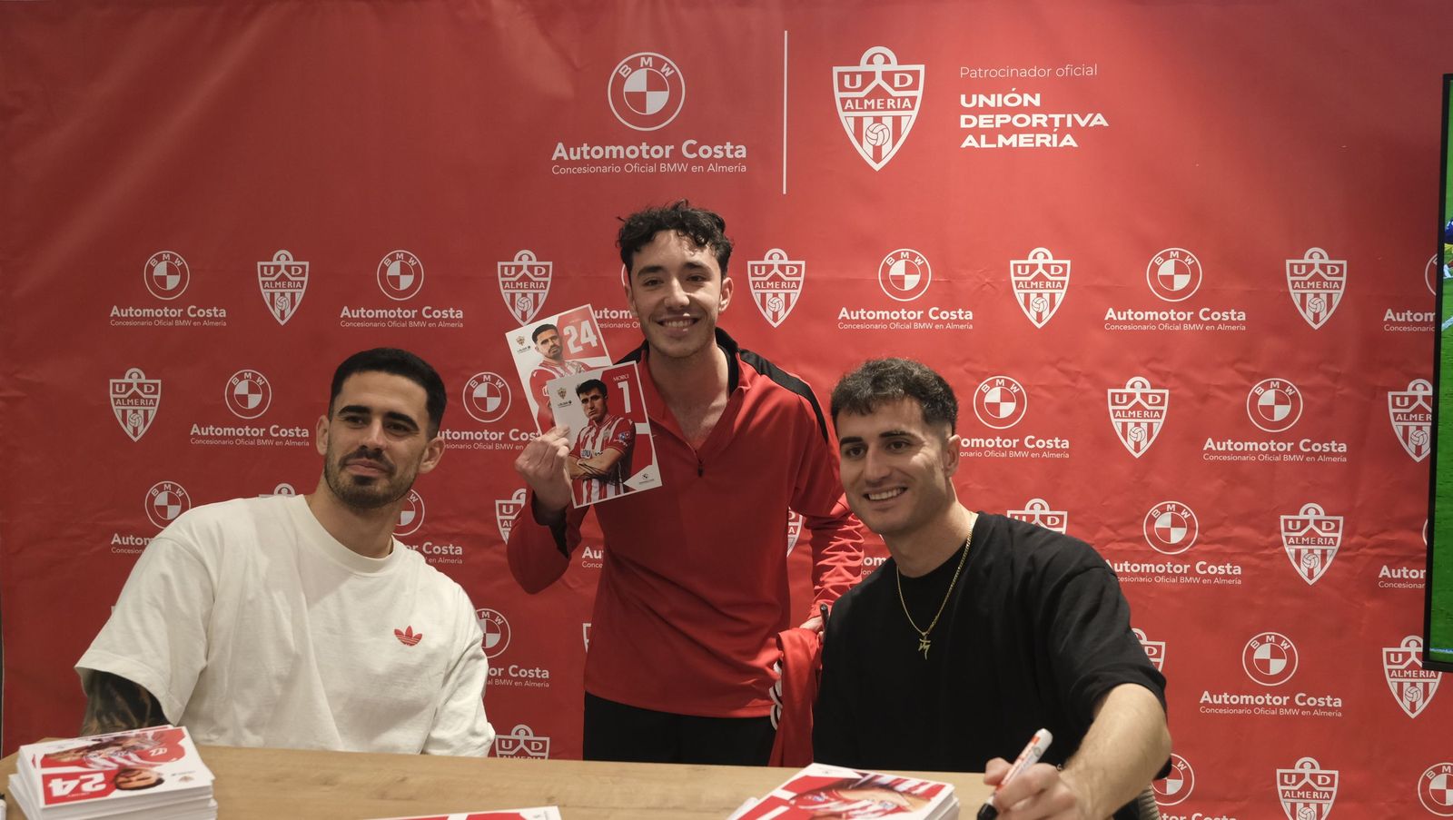 Jon Mocillo y Miguel de la Fuente firman autógrafos en Automotor Costa BMW