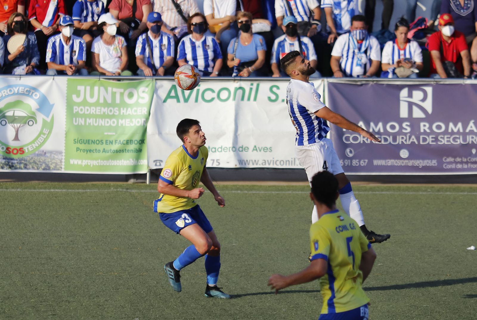 Imágenes del encuentro entre el Conil y el Recreativo de Huelva
