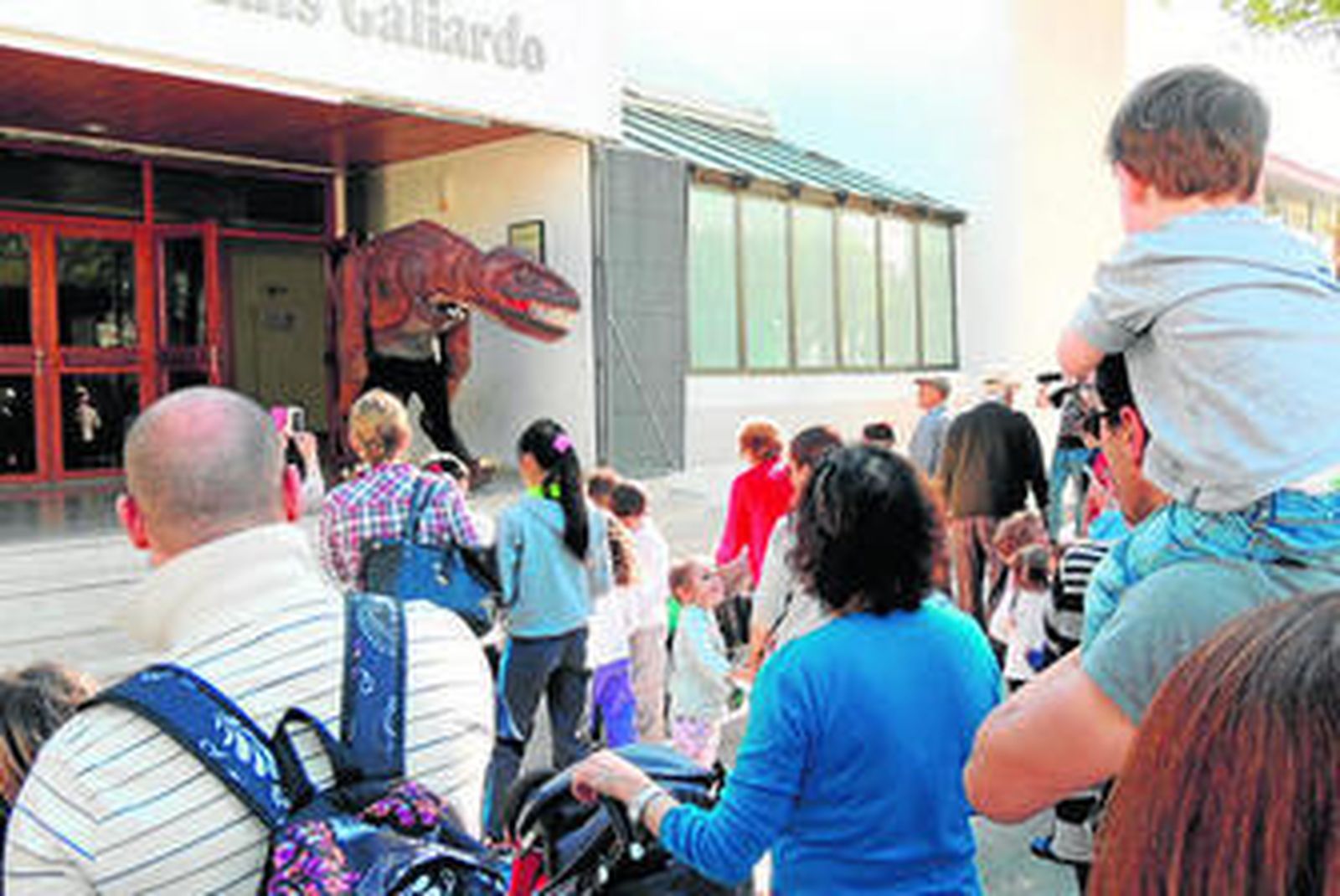 Un dinosaurio en las puertas del Teatro Juan Luis Galiardo.