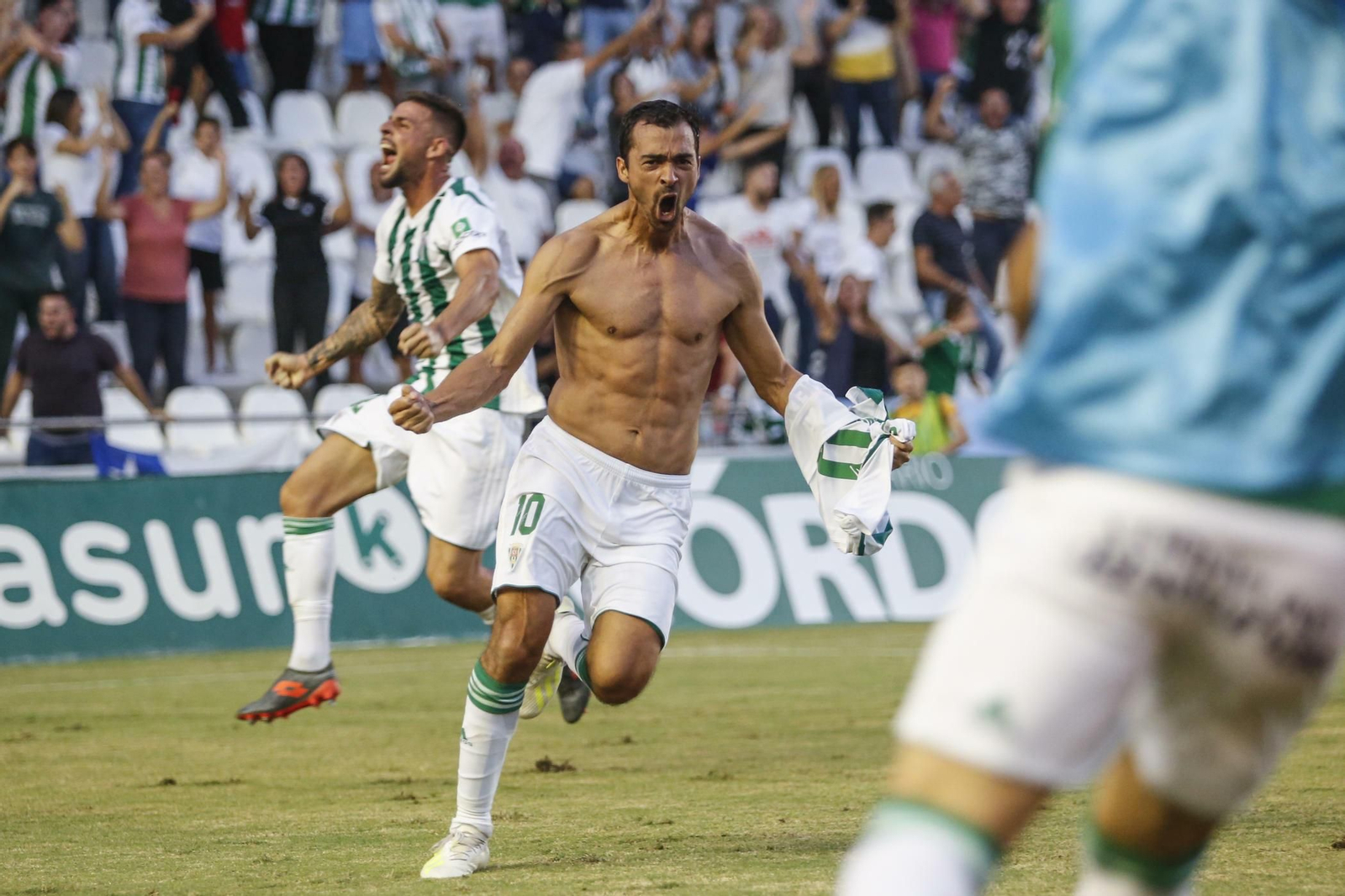 De las Cuevas celebra el gol del último triunfo del Córdoba.