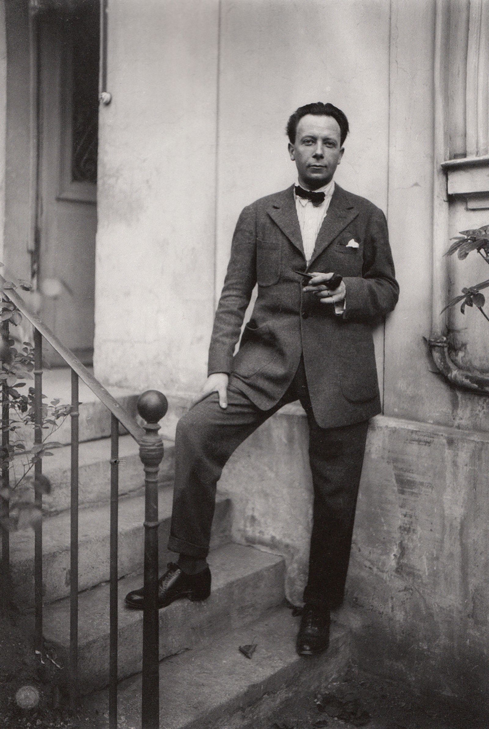 Robert Delaunay alrededor de 1920 fotografiado por Man Ray.