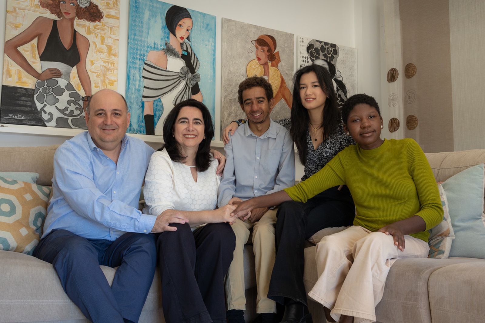 Luis y Sete, junto a sus hijos, Hamma, María y Miriam.