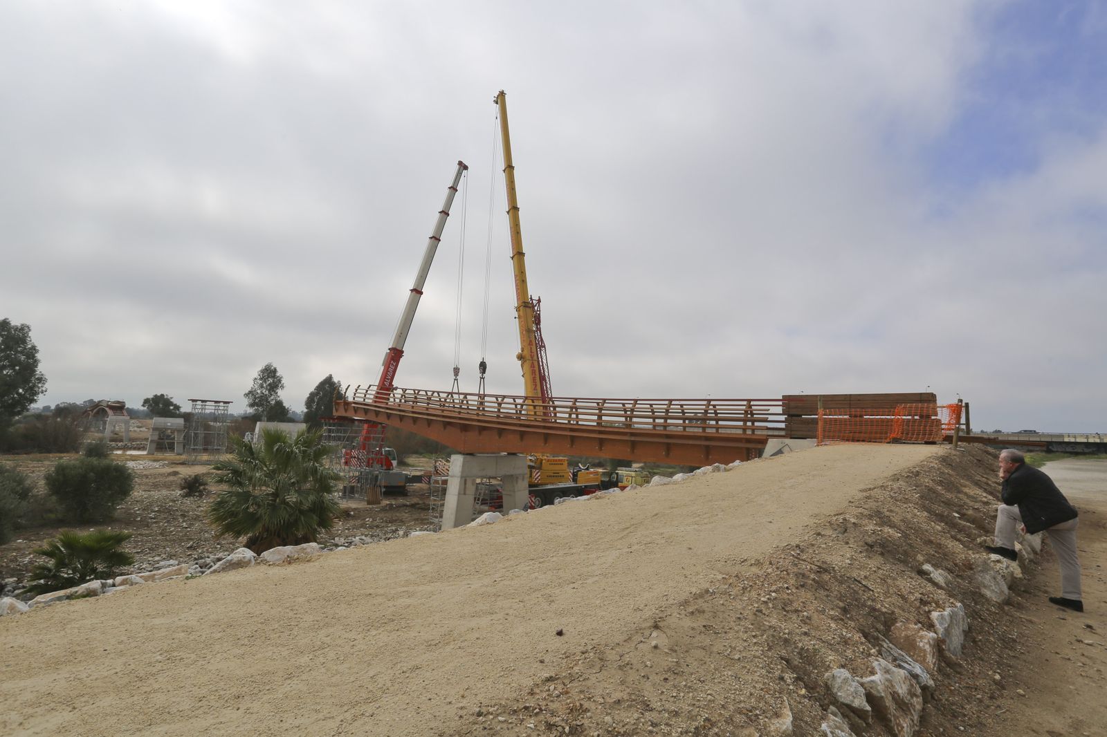 Fotos de las obras de la pasarela del río Guadalhorce en Málaga
