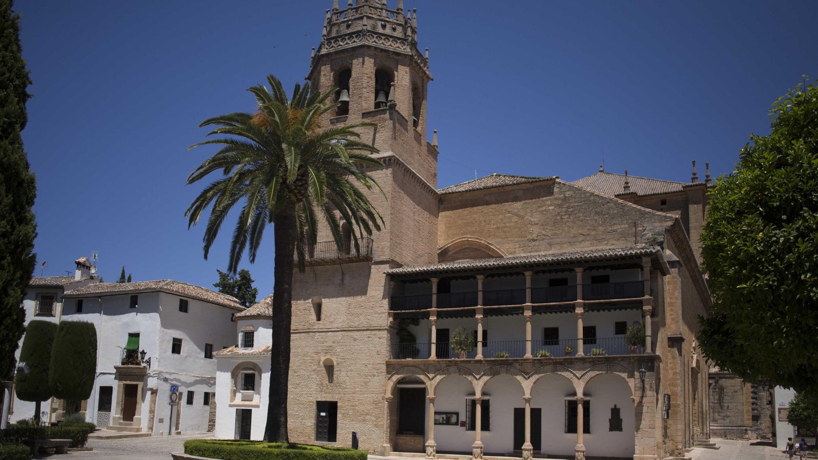 El exterior de la iglesia de Santa María la Mayor.