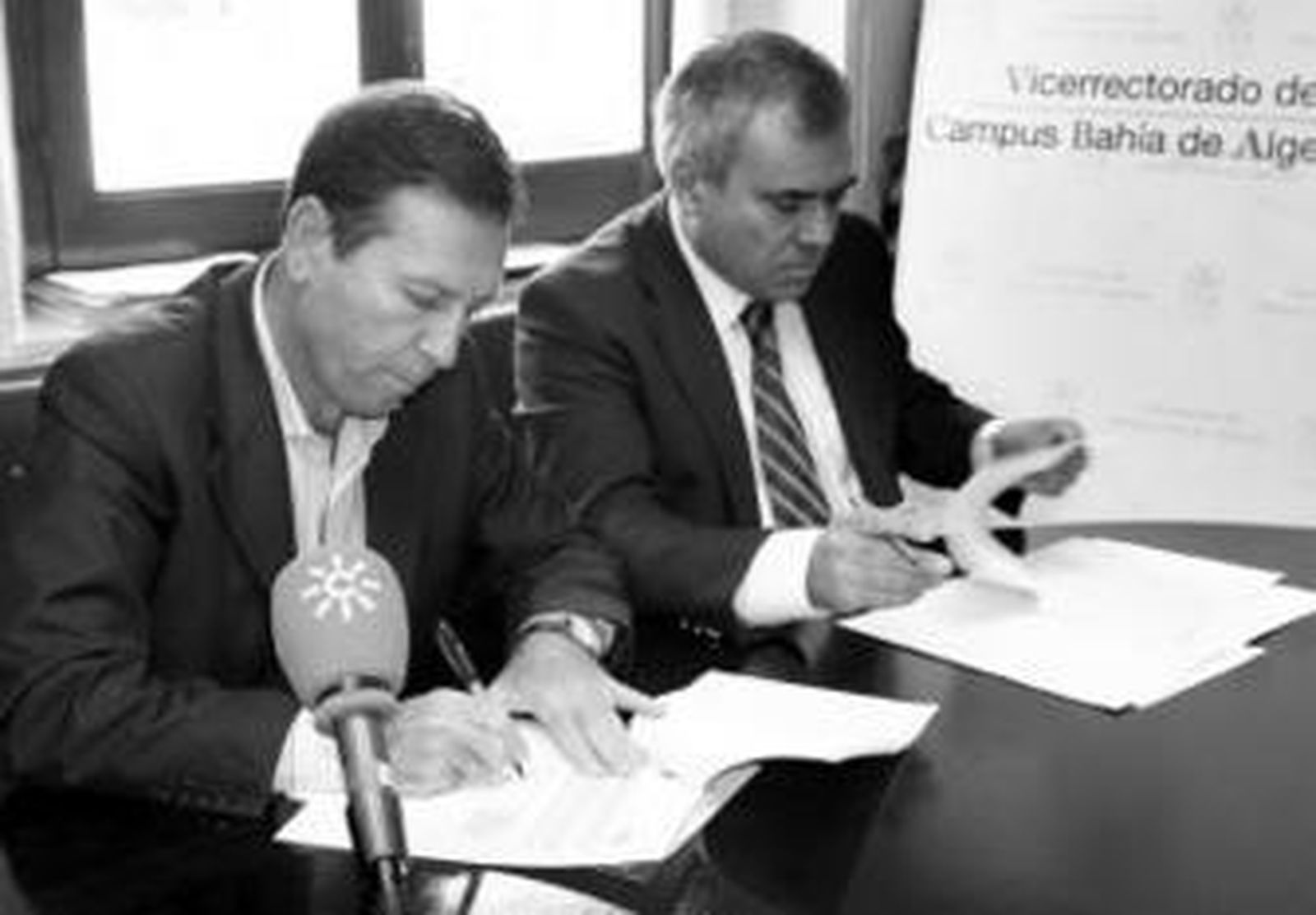 Juan María de la Cuesta y Francisco Trujillo firman el acuerdo.