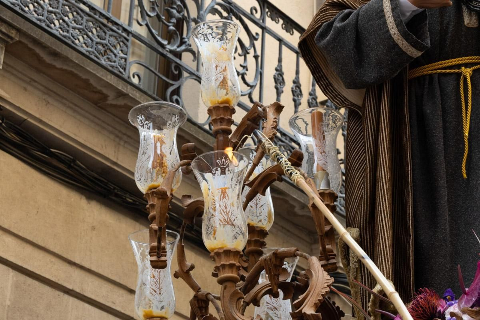 Los jiennenses se echan a la calle para presenciar la primera de las procesiones de la jornada: la Borriquilla (II)