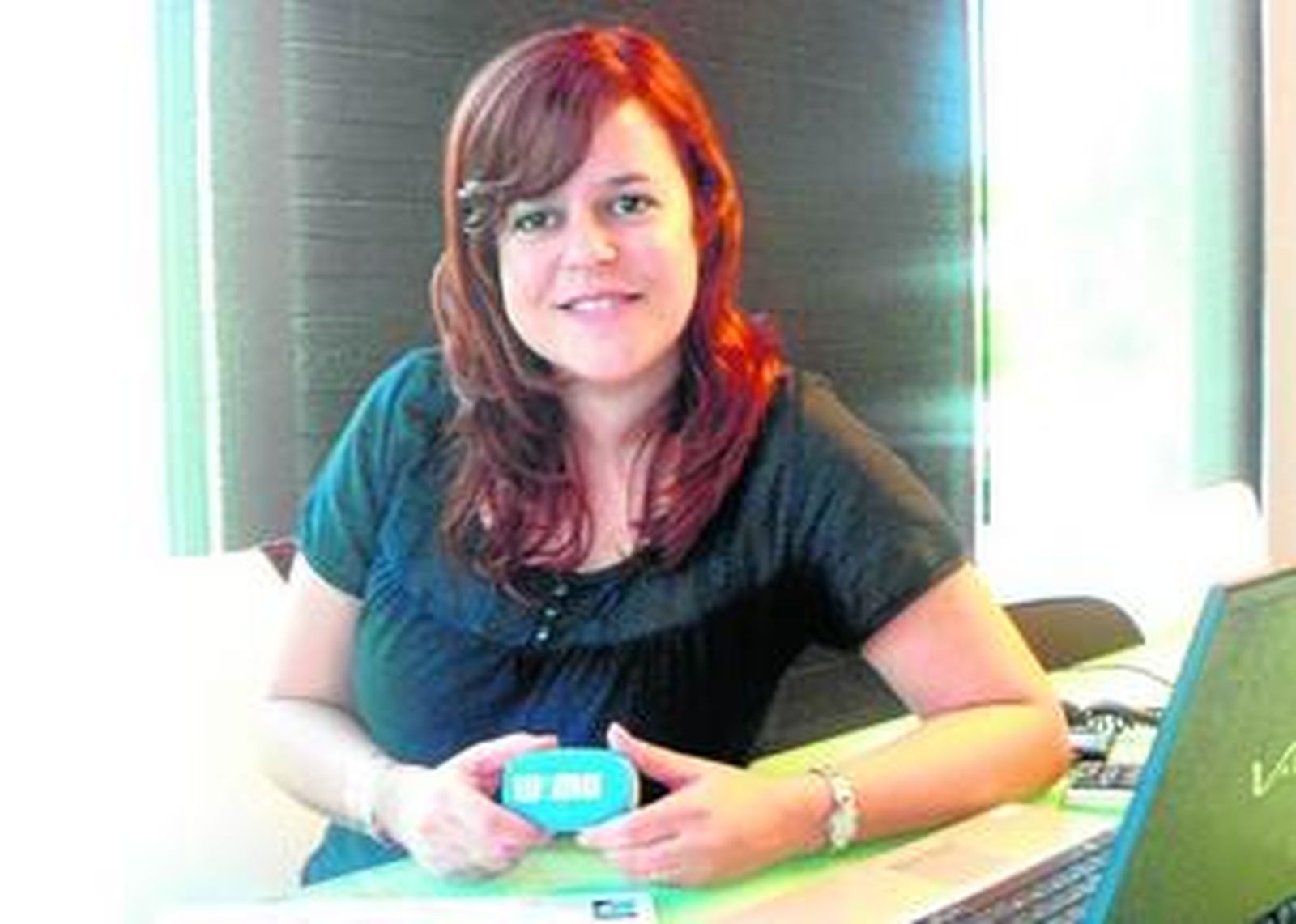 Isabel Pérez, gerente de RealTrack Systems, sujetando un dispositivo Wimu.