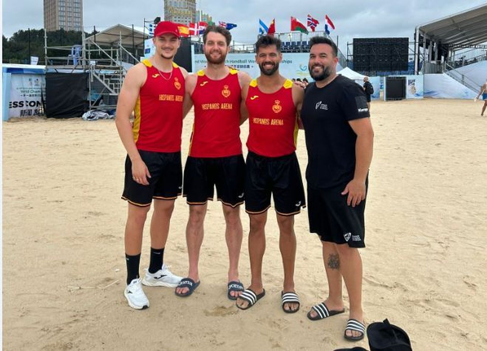 Domingo Luis, Ramón Fuentes, Gonzalo Cervera y Pedro Soria, en China