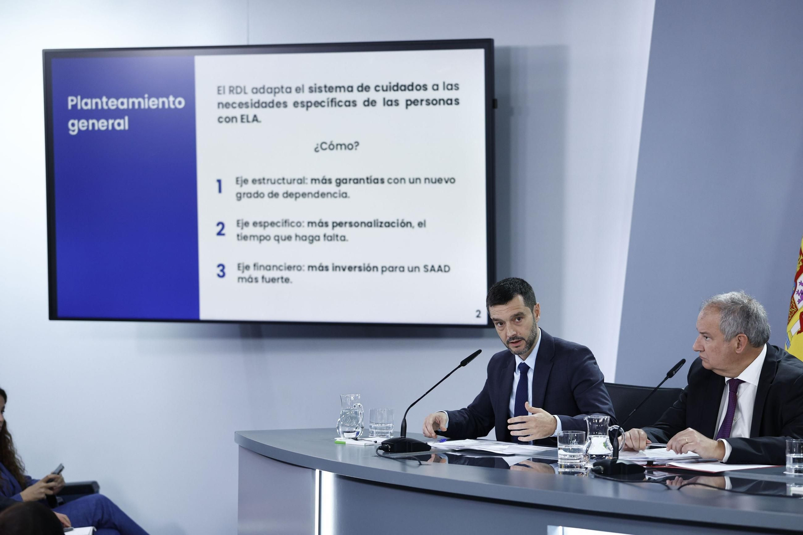 El ministro de Derechos Sociales y Consumo, Pablo Bustinduy (izq.), durante la rueda de prensa posterior al Consejo de ministros.