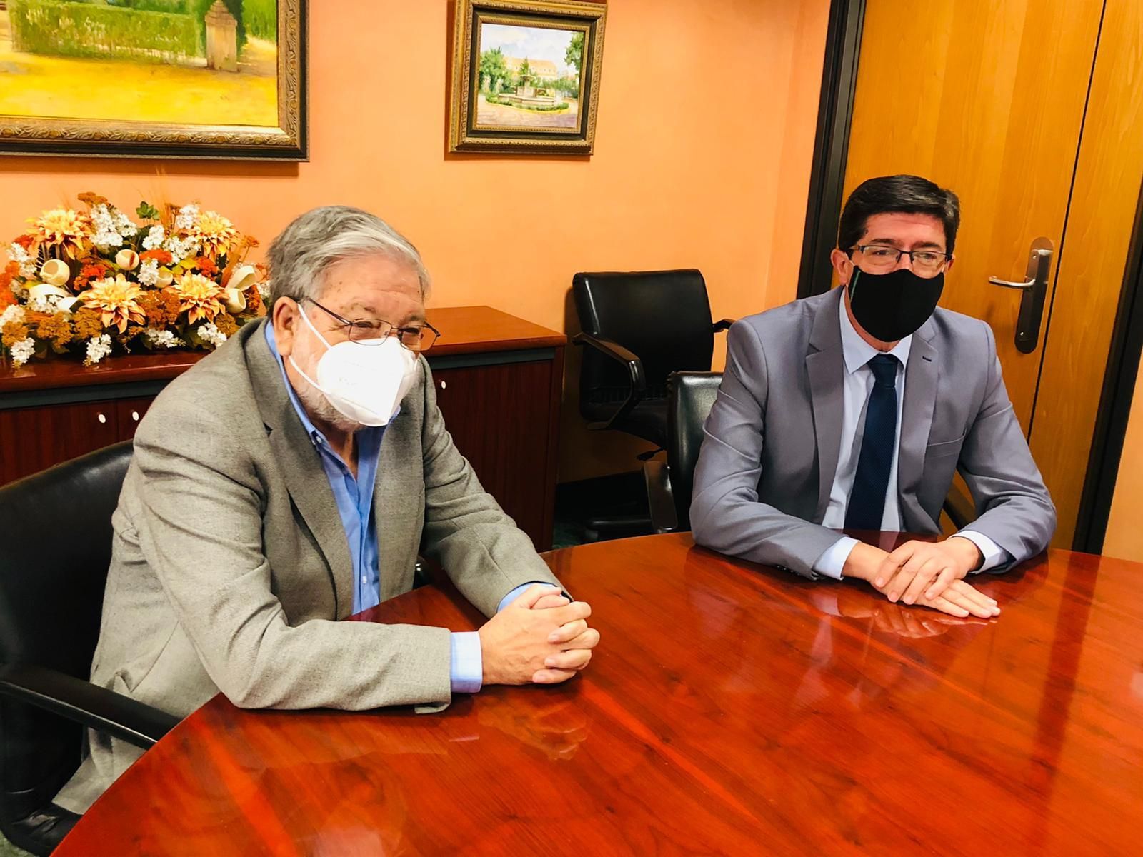 El alcalde de Dos Hermanas, Francisco Toscano, con el vicepresidente de la Junta y consejero de Turismo, Juan Marín, en el Ayuntamiento nazareno.