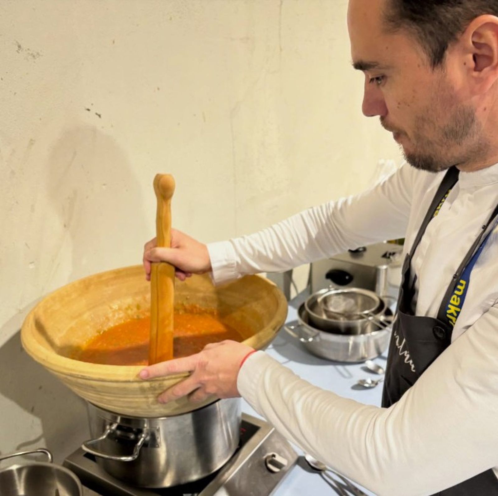 Israel Ramos, chef del restaurante Mantúa y de Albalá, preparando un ajo de viña en Madrid Fusion 2026.