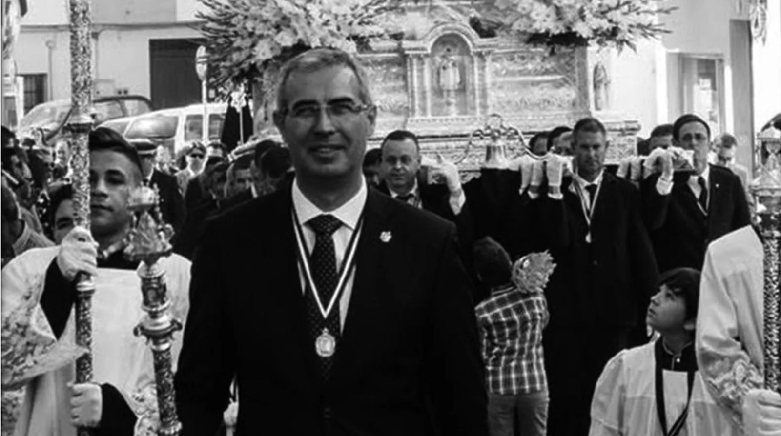 Antonio Campos, procesionando como Hermano Mayor de la Virgen de Gádor Coronada.