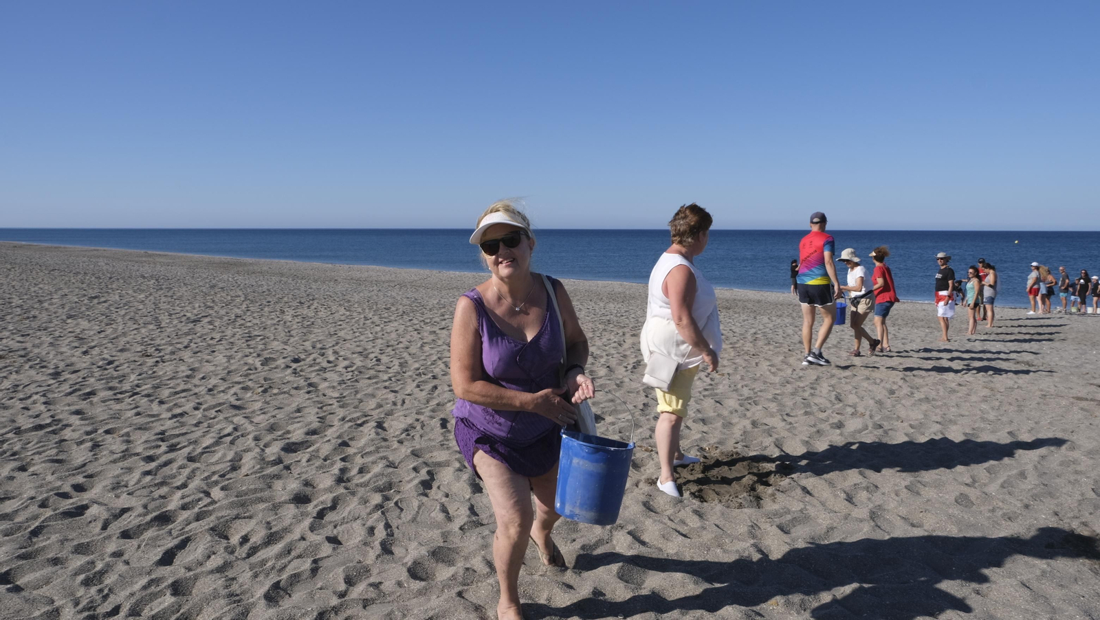 Imágenes de la cadena humana contra la desecación de Las Salinas de Cabo de Gata. Almería