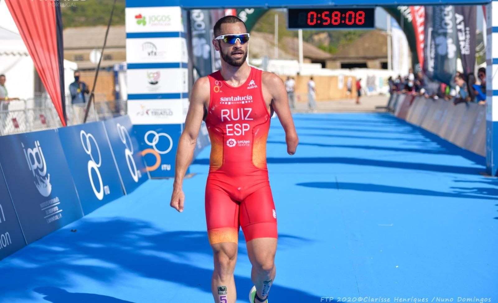 Jairo entra en línea de meta tras un triatlón