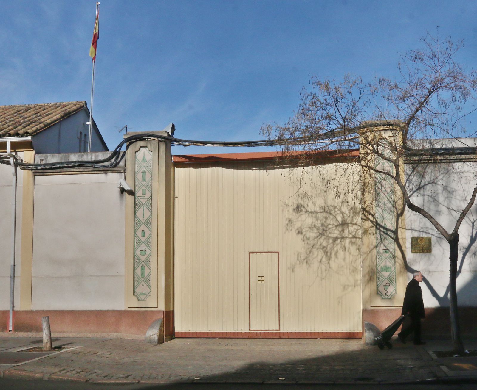 Fachada de la Farmacia Militar de Córdoba.