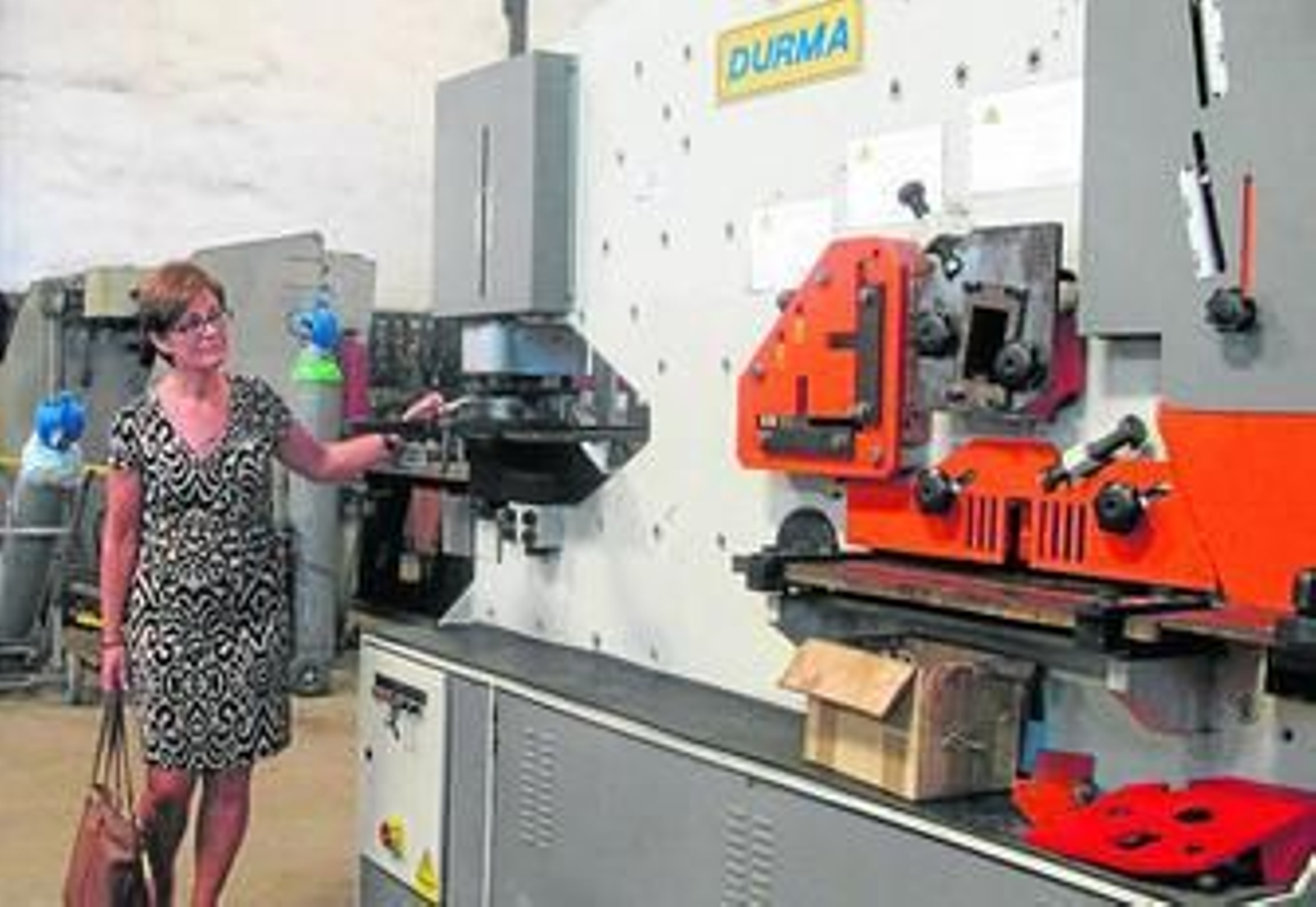 La delegada territorial de Economía, Adriana Valverde, en su visita a la empresa.