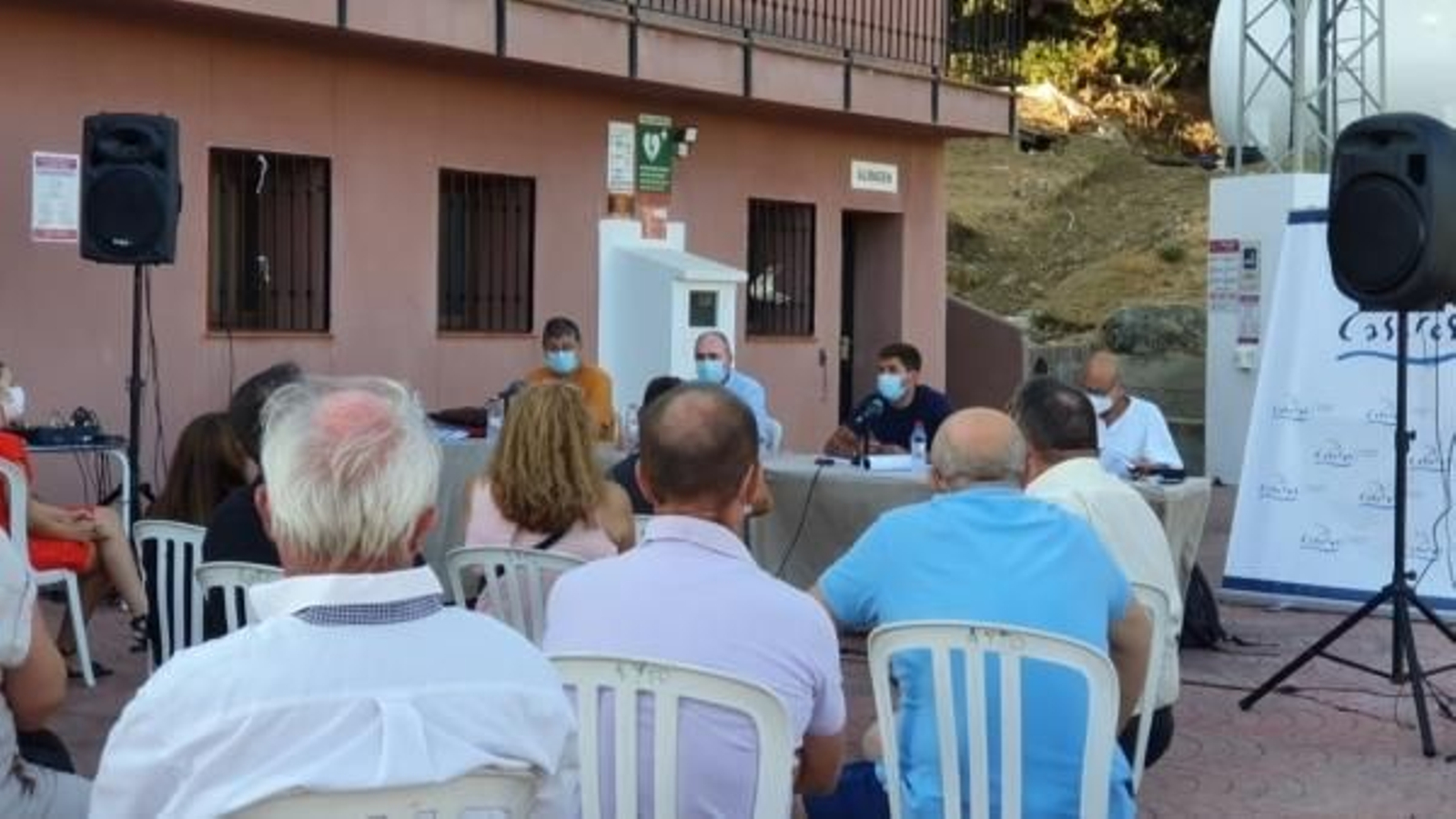 La reunión mantenida entre el Ayuntamiento y los afectados por la línea de evacuación Esparragal-Jordana en agosto de 2021.