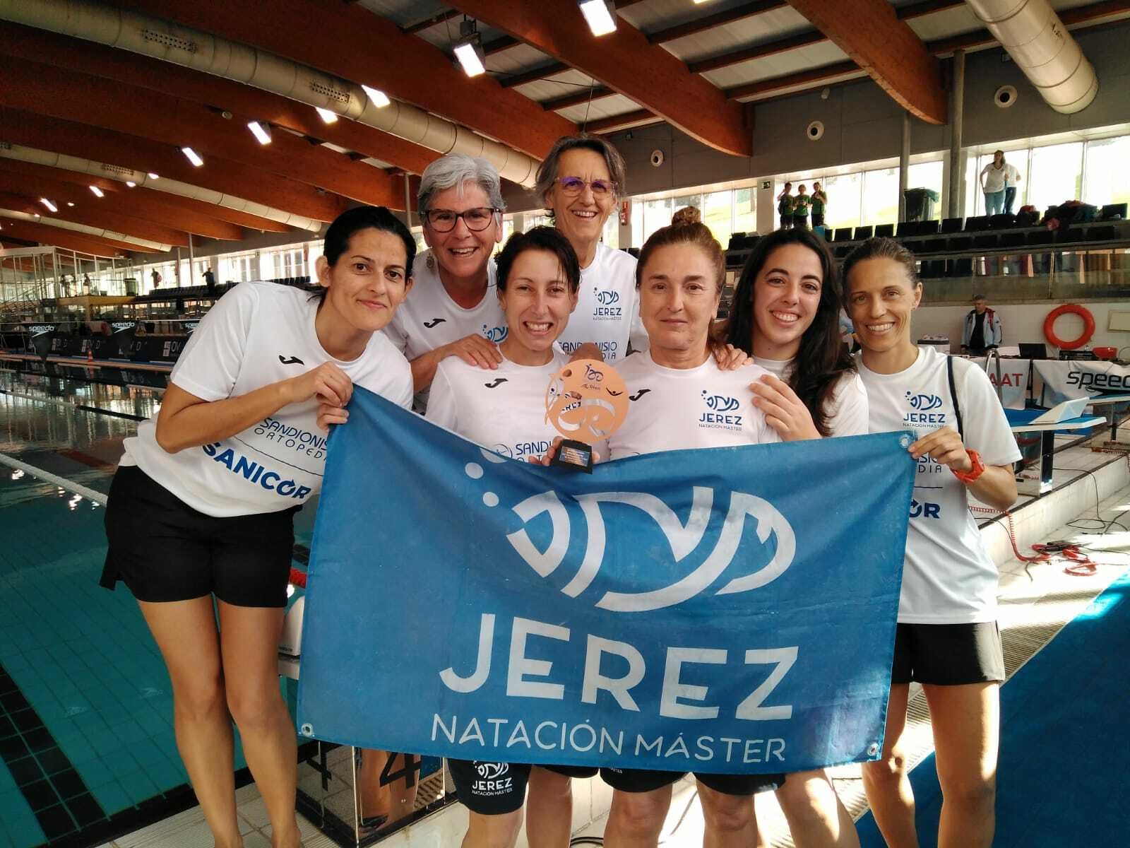 El equipo femenino del Jerez Natación Máster posa con el trofeo de tercer clasificado.