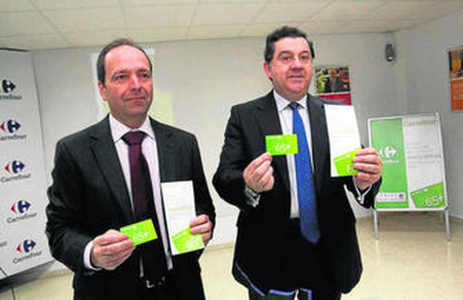 El director de Carrefour Alameda, Juan Carlos López, y el director regional, Agustín Alcáraz.